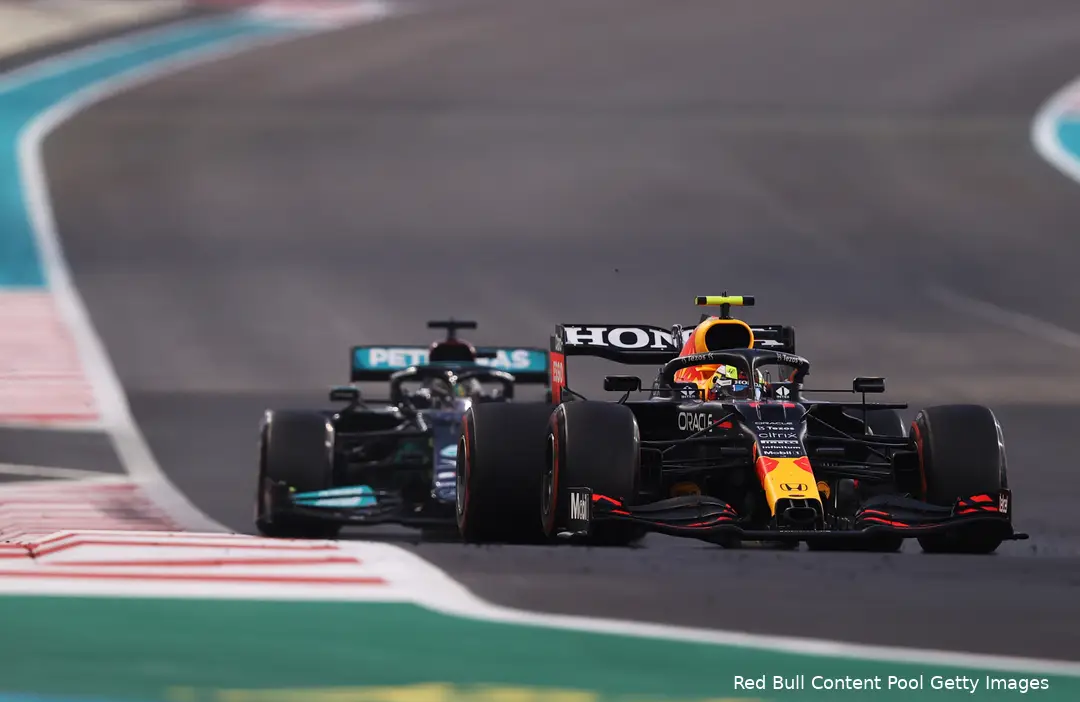 Sergio Pérez maakte zich breed en hield Lewis Hamilton lang achter zich tijdens de Grand Prix van Abu Dhabi in 2021.