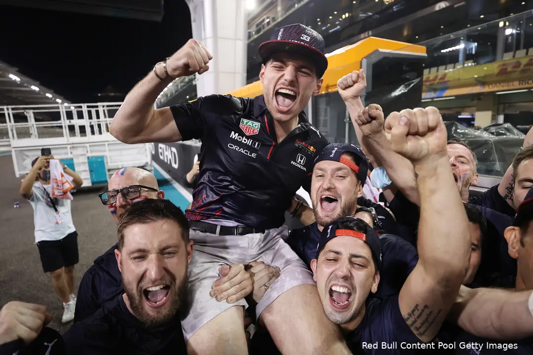 Max Verstappen met teamleden van Red Bull Racing na het winnen van zijn eerste titel in Abu Dhabi 2021.