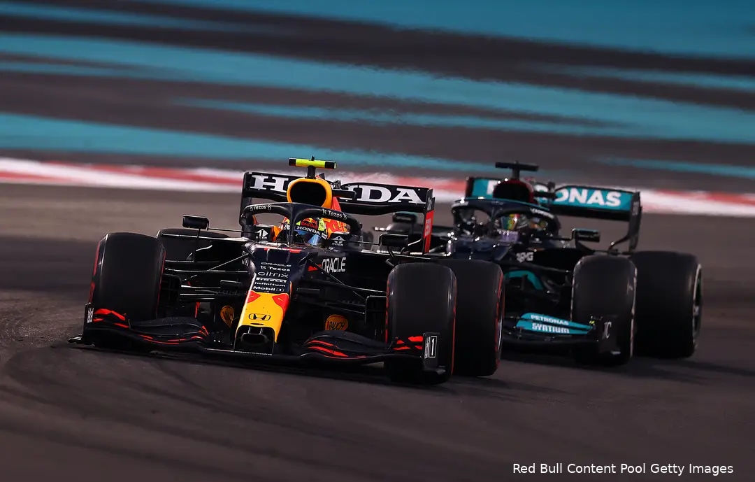 <i>De auto van Sergio Pérez was een doorn in het oog van Lewis Hamilton.&nbsp;&nbsp;</i>