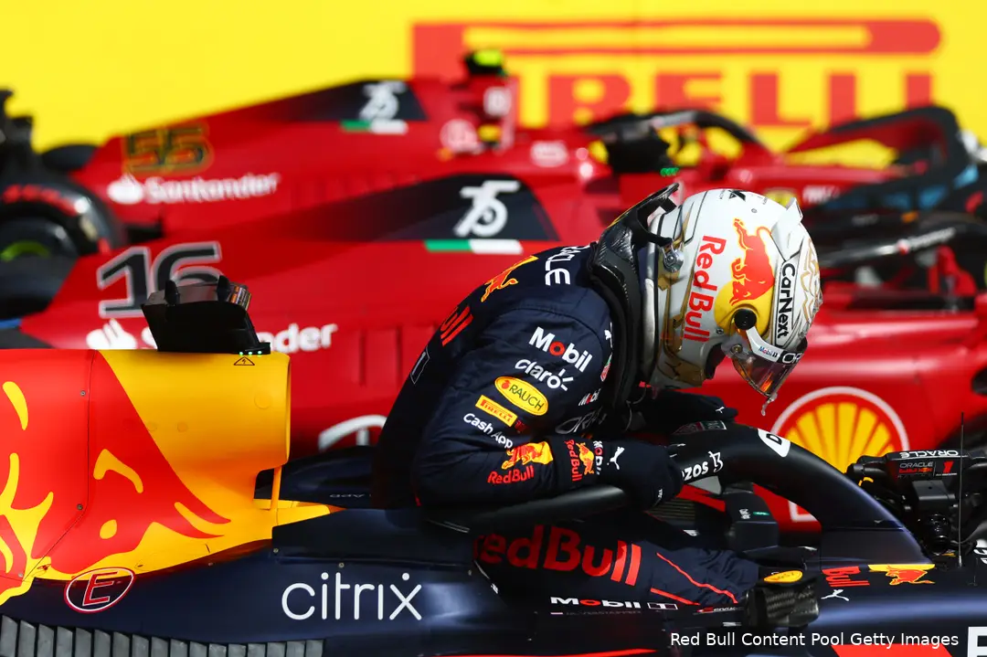 <i>Max Verstappen scheidt in Barcelona de twee Ferrari's - Charles Leclerc begint van poleposition, teamgenoot Carlos Sainz vanaf P3.</i>