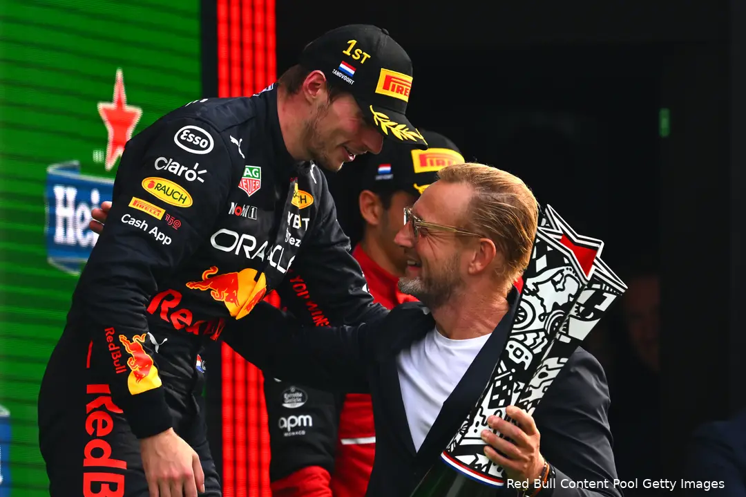 Prins Bernhard van Oranje overhandigt Max Verstappen de winnaarsbokaal.