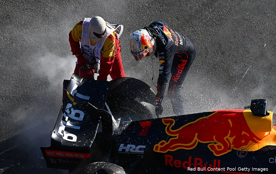 <i>Max Verstappen liet zich wanhopig uit over de situatie bij Red Bull Racing na twee DNFs in de eerste drie races. In deze foto helpt hij de marshal terwijl zijn bolide, voor het laatst dat jaar, geblust moest worden. (Foto: Red Bull Content Pool/Getty Images)</i>