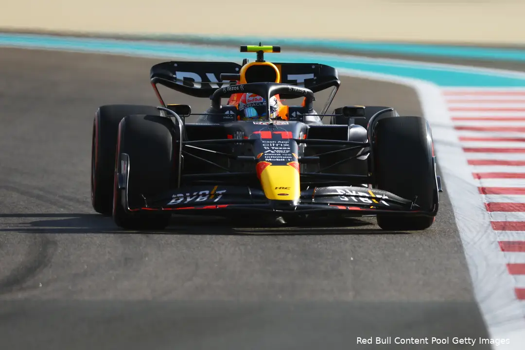 Sergio Pérez tijdens de eerste vrije training op Yas Marina Circuit.