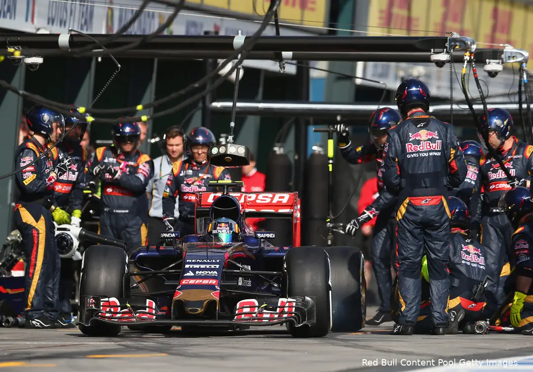 Carlos Sainz verloor een halve minuut bij de pitstop van zijn debuutrace.