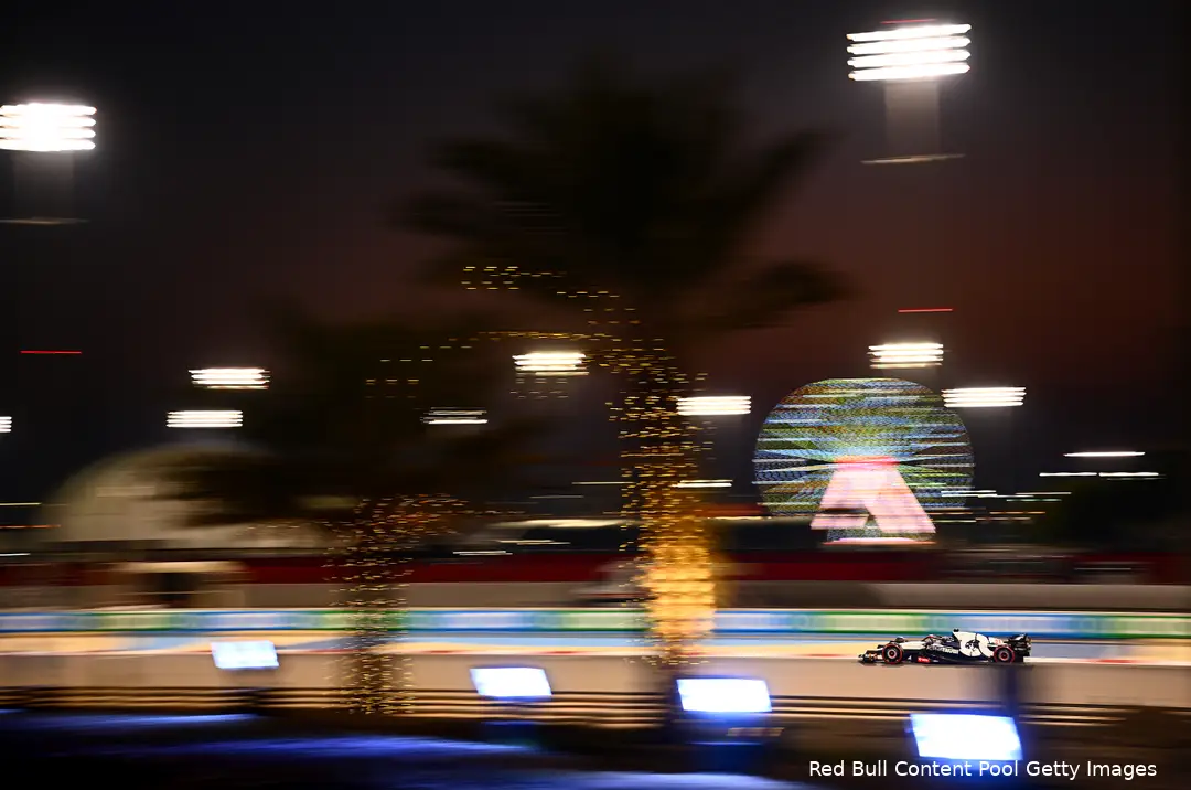 Nyck de Vries startte de F1 Grand Prix van Bahrein 2023 op de rode band.