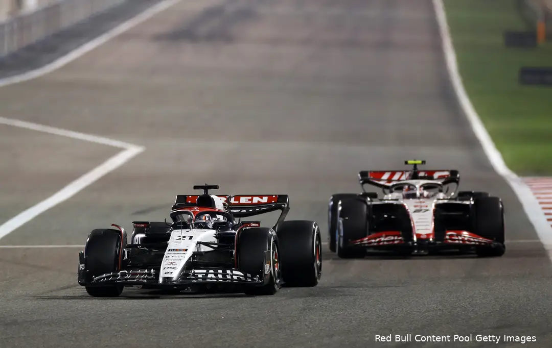 Nico Hülkenberg kreeg Nyck de Vries net niet te pakken tijdens de F1 Grand Prix van Bahrein 2023.