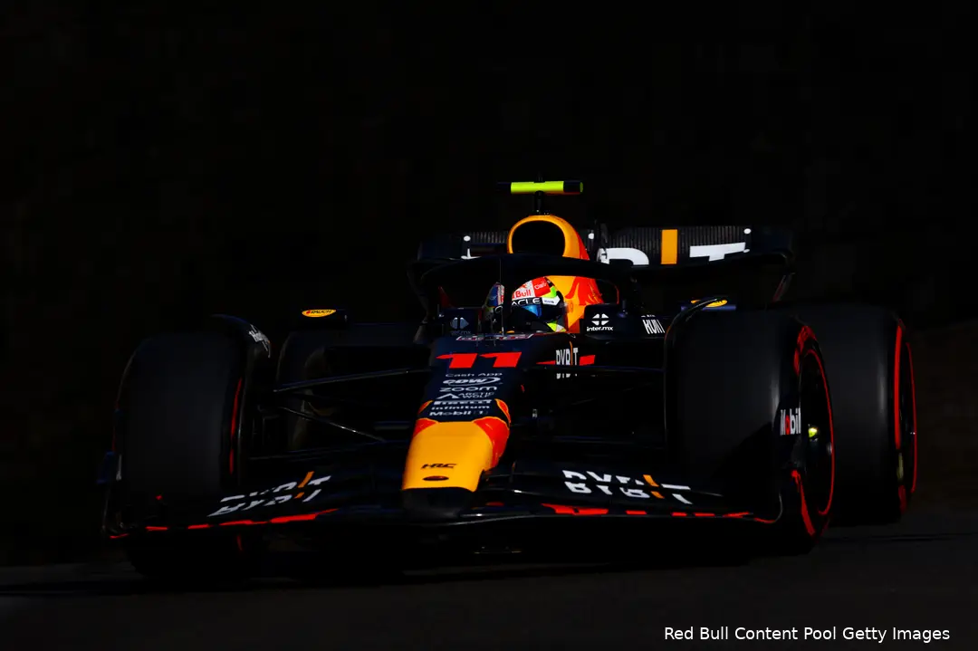 <i>Figuur 1. Sergio Pérez blinkt uit in de straten van Bakoe (Bron:&nbsp;Red Bull Content Pool / Getty Images).</i>