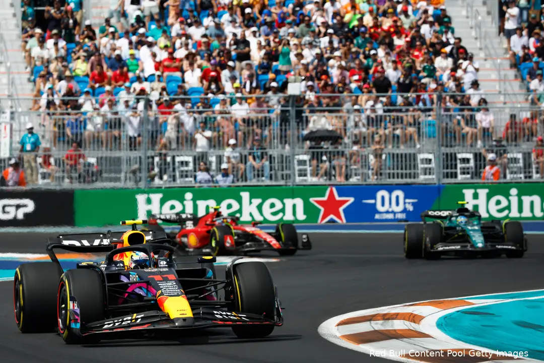De gele banden van Pérez begonnen sneller door te zakken dan verwacht. (foto: Red Bull Content Pool/Getty Images)