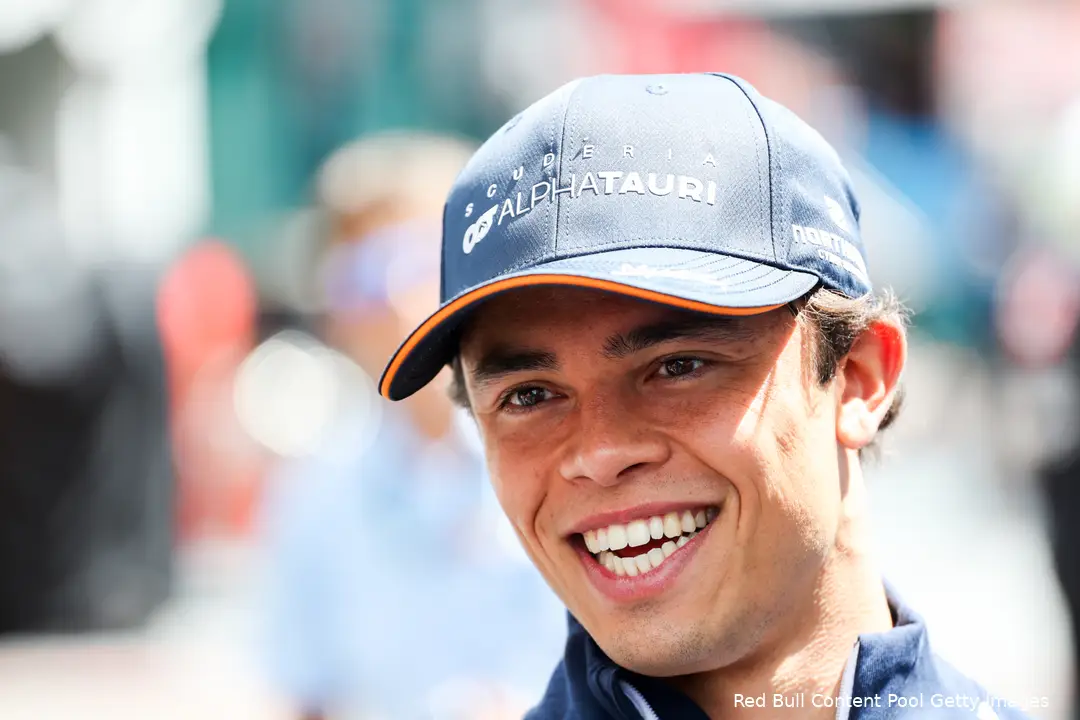 <i>De Vries kwam zelf ook even uit naast Max Verstappen in de koningsklasse.</i>