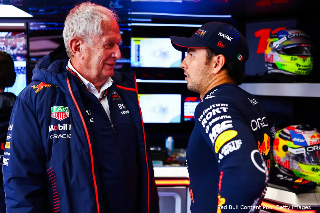 Pérez in gesprek met Red Bull-adviseur Marko voorafgaand Grand Prix van Nederland.