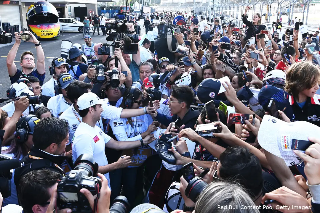 <i>Pérez wordt belaagd door fans tijdens het Grand Prix-weekend in Mexico. (Foto: Red Bull Content Pool/Getty Images)</i>