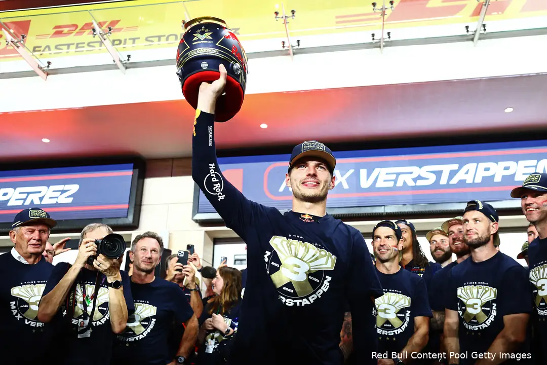 Max Verstappen, drievoudig wereldkampioen, in ongenaakbare stijl.