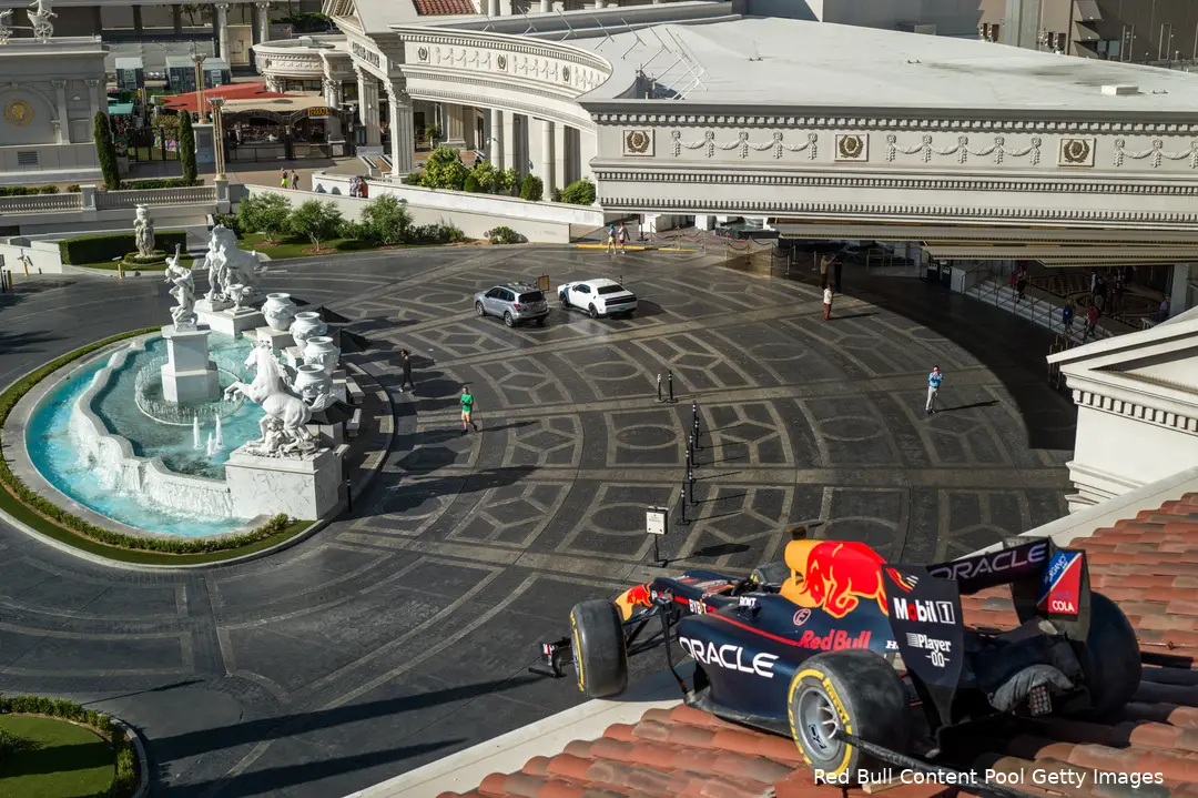 Red Bull staat bekend om de unieke stunts die voor andere merken te gek zijn.