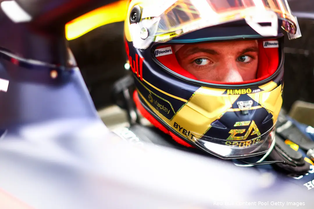 max verstappen red bull racing abu dhabi vt2 rb19 helm 2