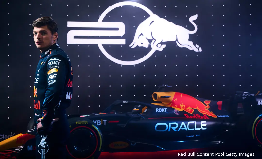 <i>Bij deze studiofoto van Max Verstappen is niet de RB20 gebruikt op de achtergrond. Deze foto's zijn gebruikt voor de presentatie van de nieuwe racepakken.</i>