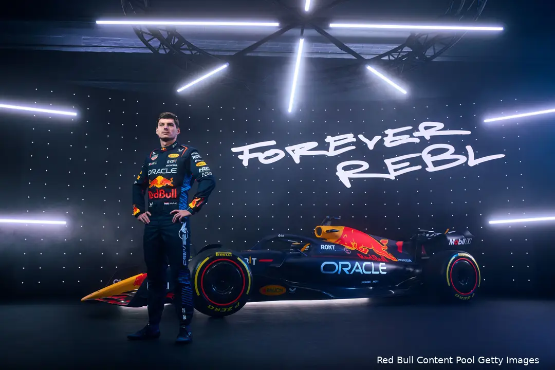 Bij deze studiofoto van Max Verstappen is niet de RB20 gebruikt op de achtergrond. Deze foto's zijn gebruikt voor de presentatie van de nieuwe racepakken.