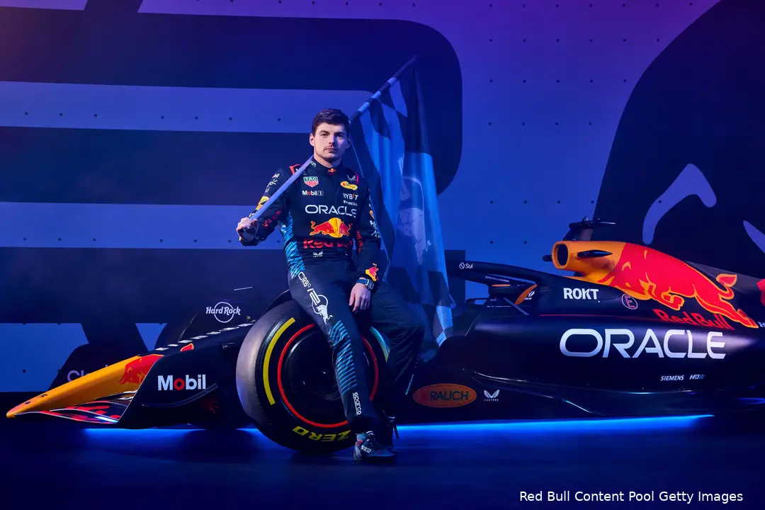 Max Verstappen bij de RB20, zijn auto voor 2024. Genoeg voor de huidig wereldkampioen om zijn wereldtitel te prolongeren?
