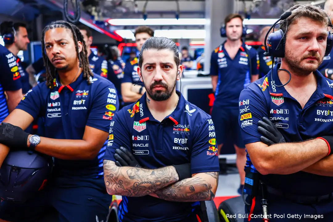 Praten in de Red Bull-garage is niet mogelijk door de harde muziek.