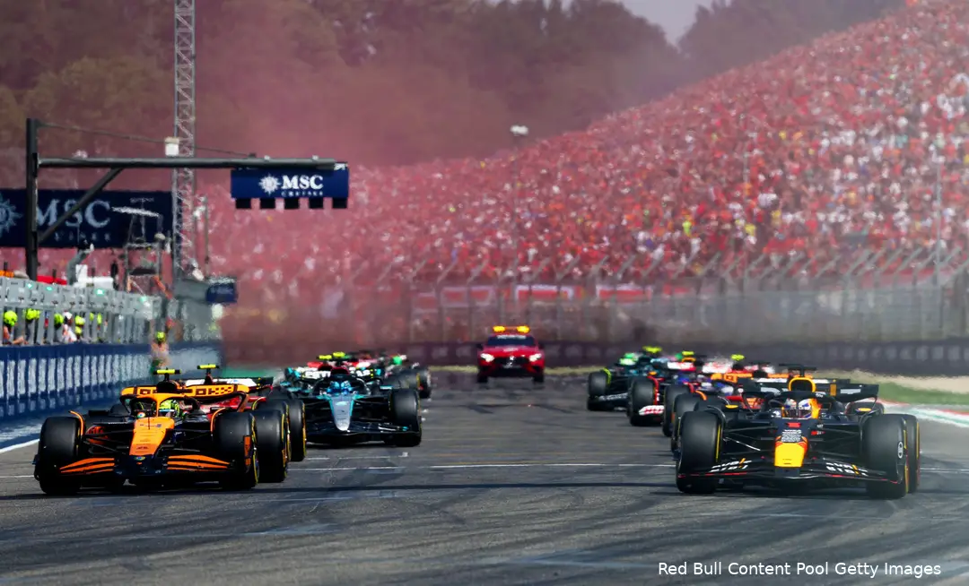<i>Bij de start van 2024 is duidelijk te zien dat Norris een gunstigere plek heeft dan polesitter Verstappen.</i>