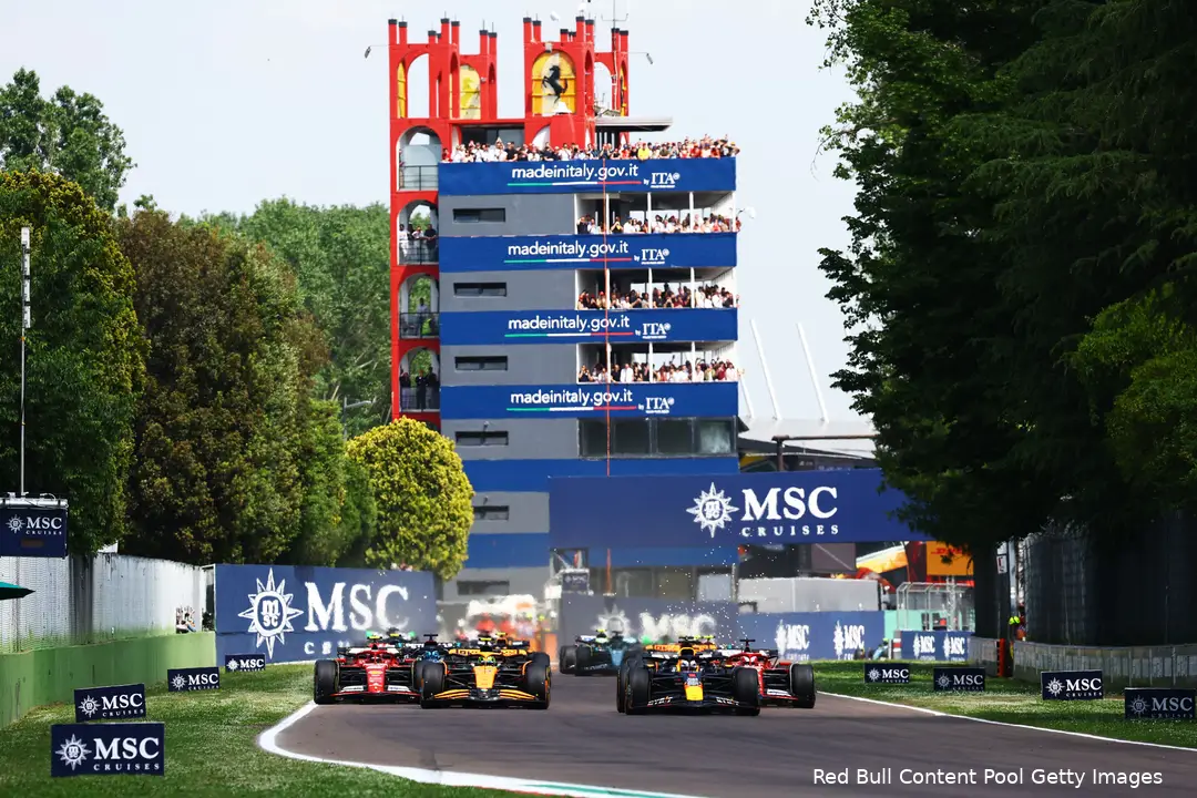 <i>Verstappen slaat de aanval van Norris bij de start af.</i>