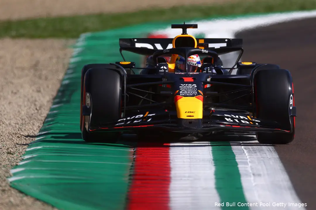<i>Verstappen zoekt de limieten in Imola op.</i>