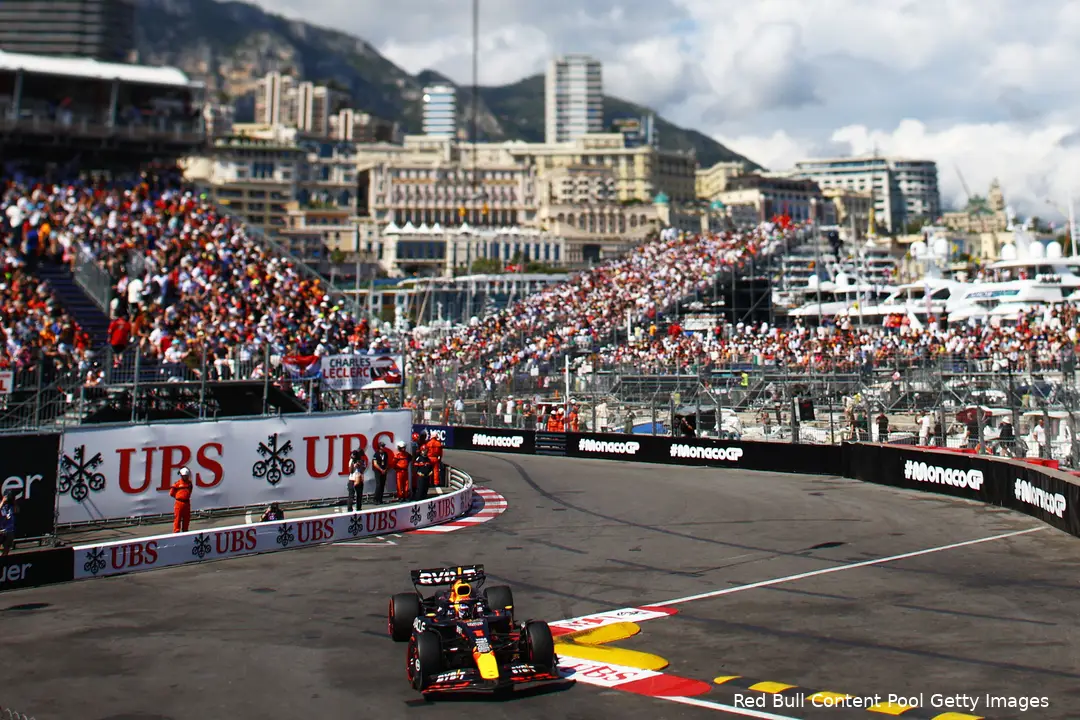 Max Verstappen op het Circuit de Monaco met de stad op de achtergrond.