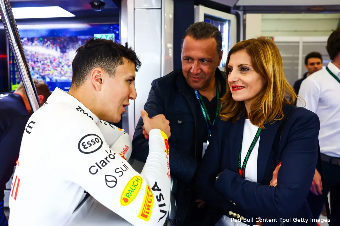 <i>De Frans-Algerijnse Isack Hadjar reed al vrije trainingen voor Red Bull, en spreekt hier met zijn ouders.</i>