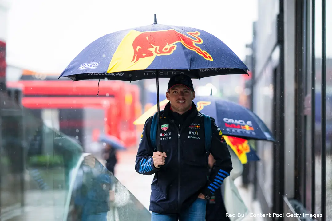 max verstappen regen silverstone vt3 paraplu