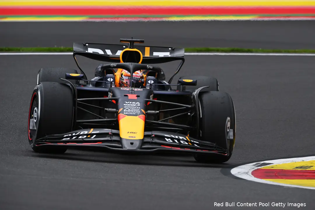 <i>Verstappen vliegt in VT1 over het circuit van Spa.</i>