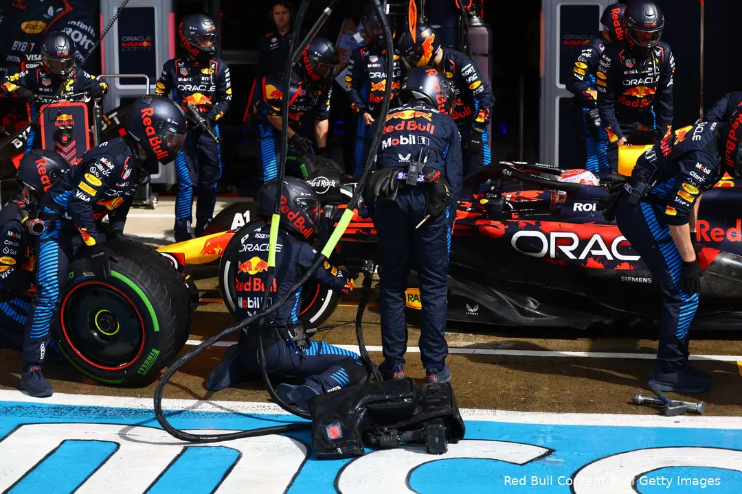 <i>Verstappen levert de regenbanden in, en krijgt harde banden.</i>