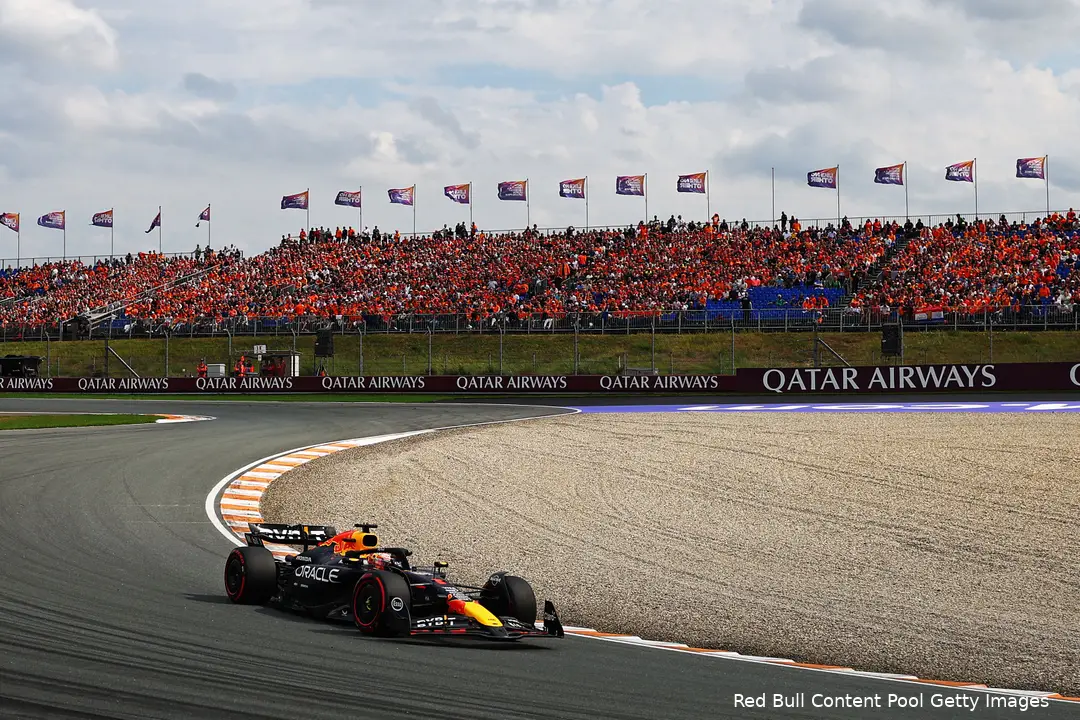 Max Verstappen, kwalificatie Grand Prix van Nederland, Circuit van Zandvoort 2024, met de oranje-gevulde tribunes op de achtergrond