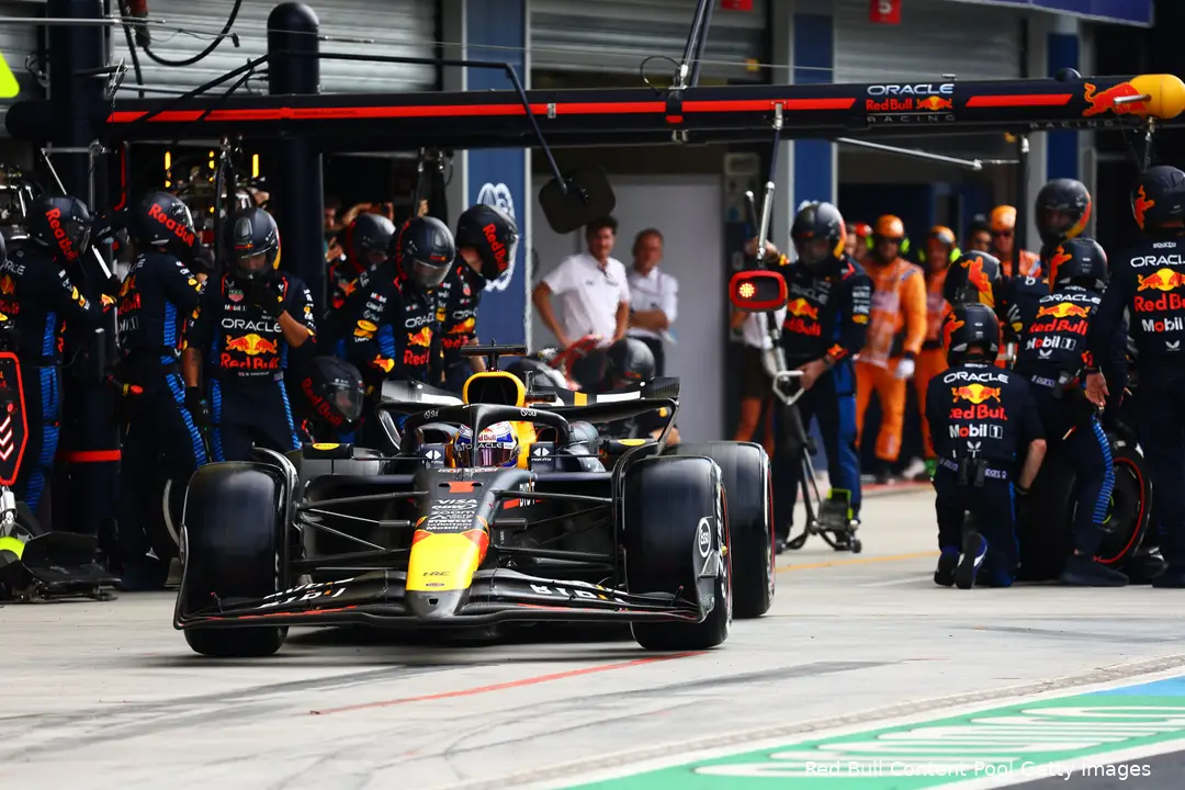 <i>Verstappen stond bij zijn eerste stop 6,2 seconden stil.</i>