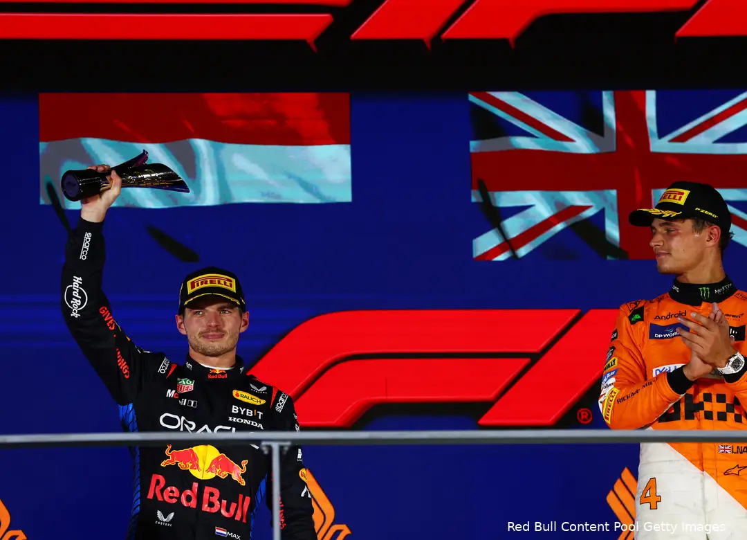 Max Verstappen en Lando Norris samen op het podium in Singapore.