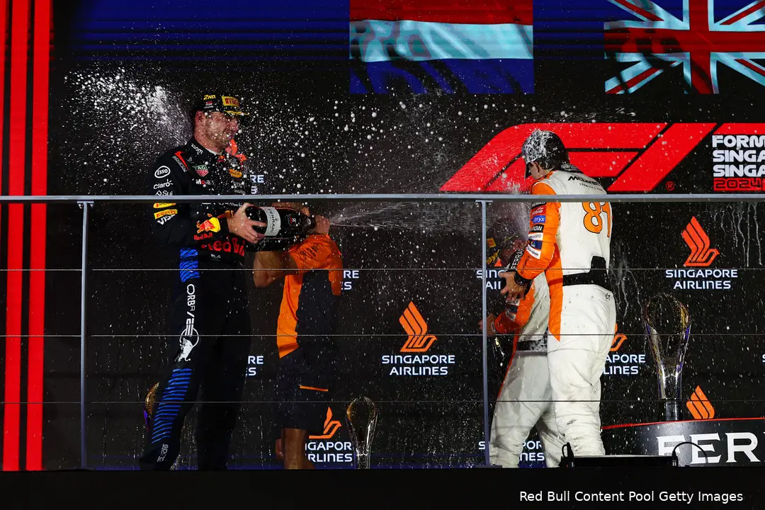 Verstappen en Norris samen op het podium.