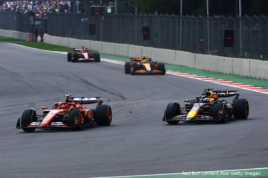 Verstappen lag even aan de leiding, maar werd in ronde negen weer ingehaald.
