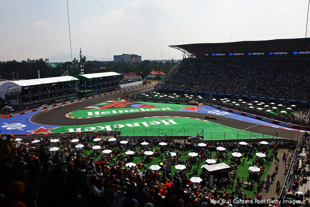 Max Verstappen in het befaamde stadion van het Autódromo Hermanos Rodríguez, kwalificatie 2024.