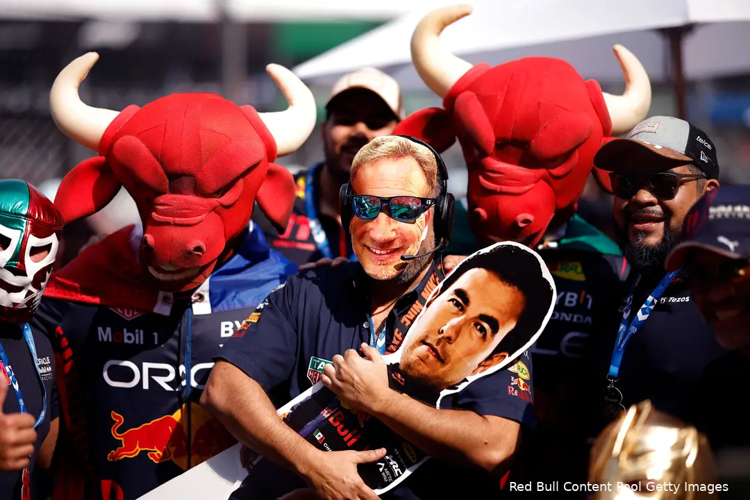 <i>Sergio Pérez heeft veel commerciële waarde voor Red Bull. De Grand Prix van Mexico is jaarlijks dan ook zeer druk. (Foto: Red Bull Content Pool/Getty Images)</i>