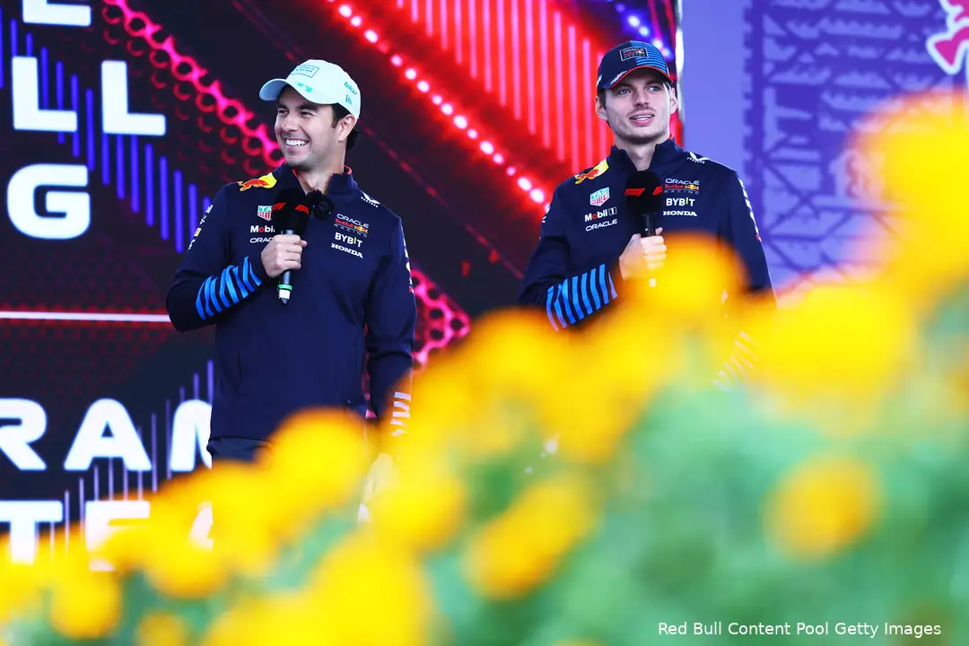 Verstappen staat vooraan, Pérez staat achteraan.