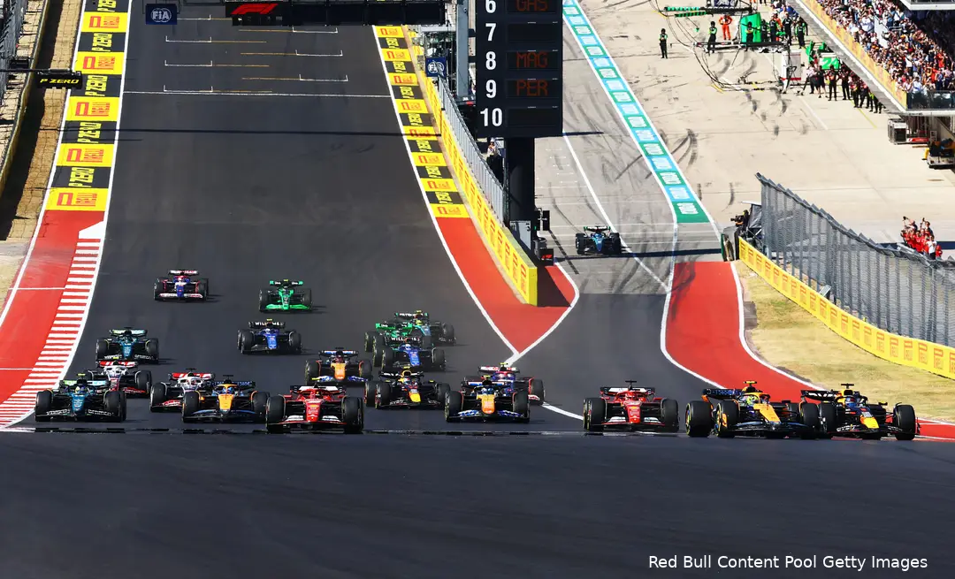 <i>Verstappen remt Norris in Austin uit.</i>