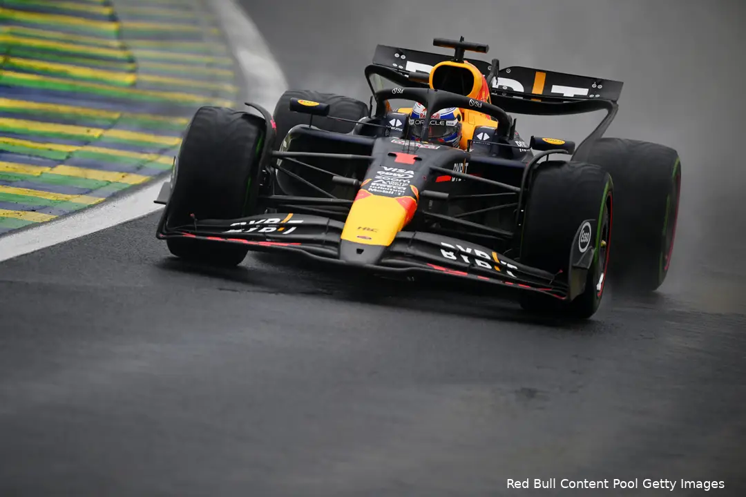 <i>Verstappen is naast de baan veel bezig met simracen.</i>