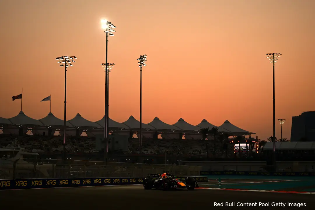 Racen in de avond, onder kunstlicht, altijd erg atmosferisch, Max Verstappen op de voorgrond, Abu Dhabi 2024.