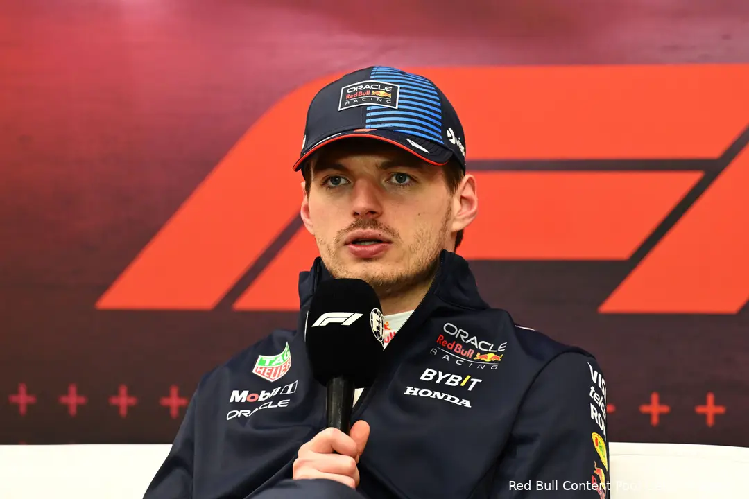 <i>Verstappen doet zijn verhaal voor de media.</i>