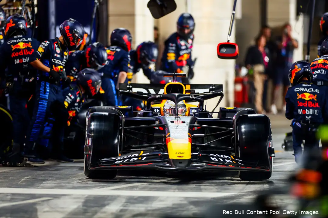 <i>Verstappen kreeg na de tijdstraf een bloedsnelle pitstop.</i>