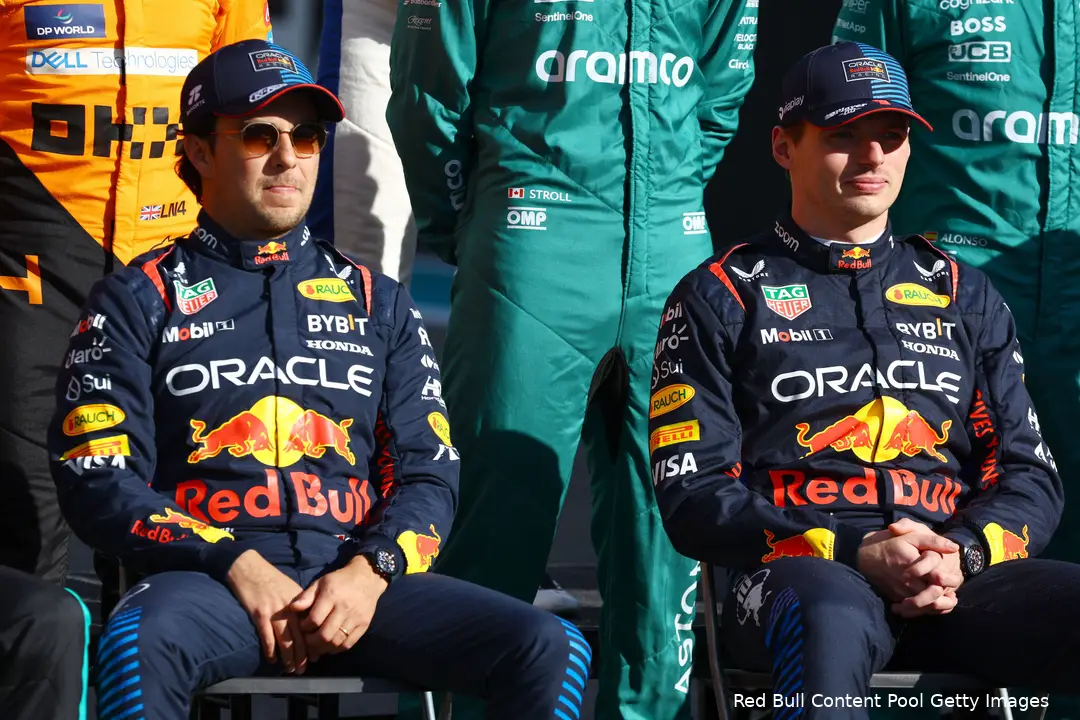 <i>Verstappen en Pérez samen op de klassefoto.</i>