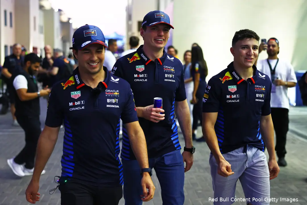 <i>Pérez, Verstappen, en Hadjar in Abu Dhabi.</i>