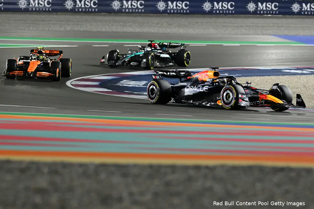 <i>Verstappen bepaalt de volgorde bij de start.</i>