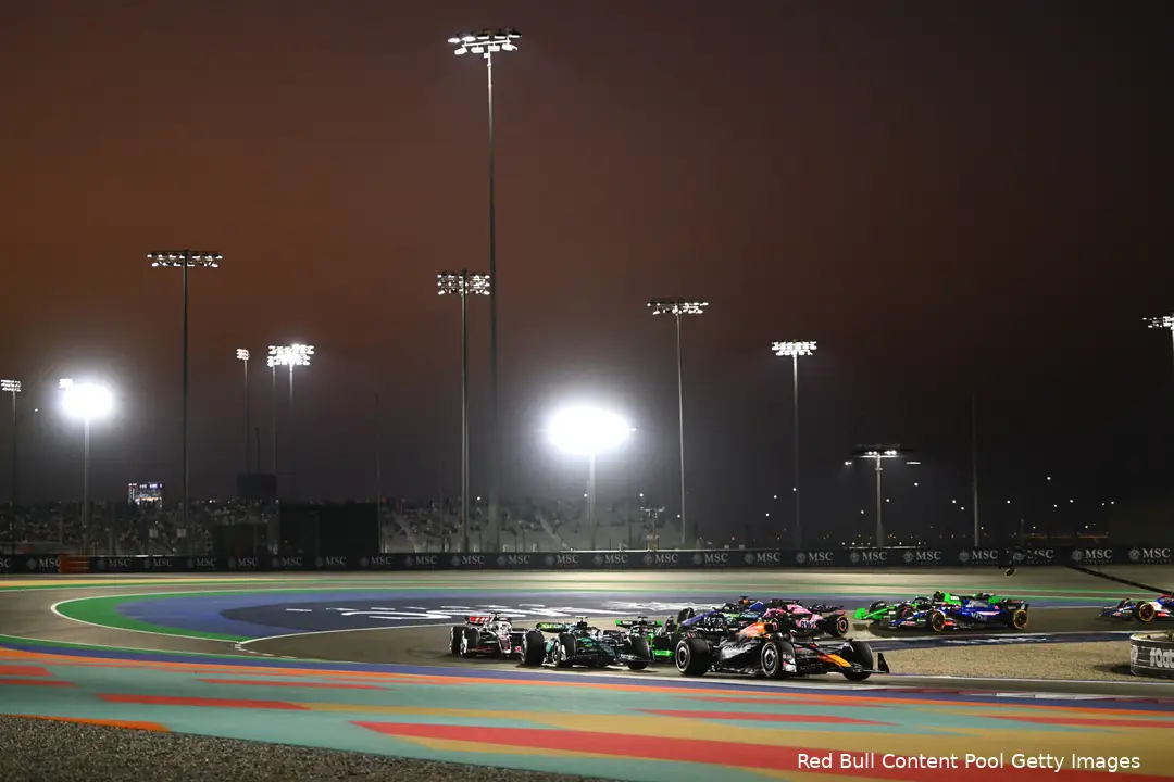 <i>Verstappen zit in de sprintrace in de middenmoot.</i>