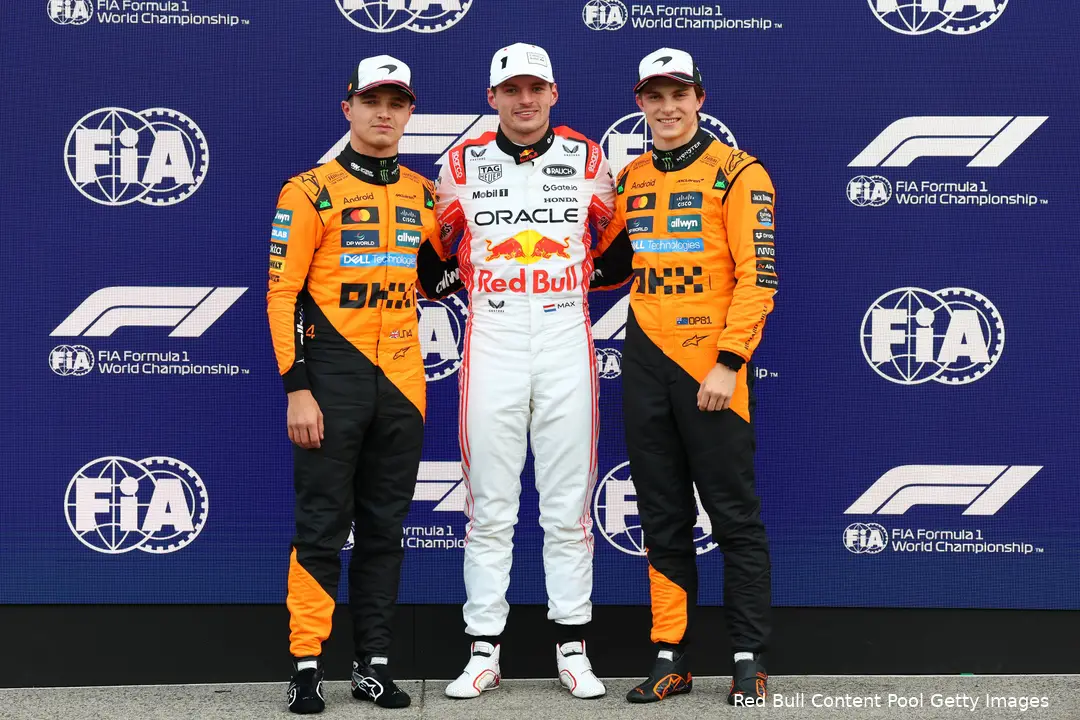 <i>Verstappen loert op zijn kans.</i>