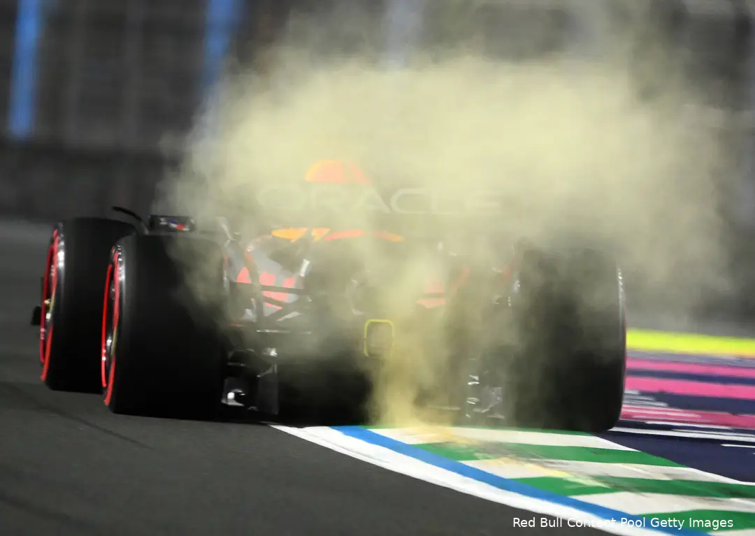 <i>Verstappen stuitert in zijn kwalificatieronde over de kerbstones.</i>