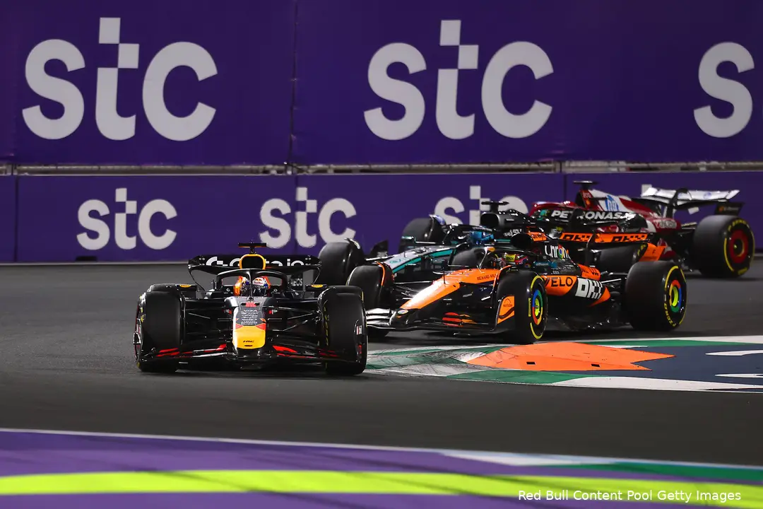 Verstappen kwam bij de start in Jeddah niet weg zoals gepland.